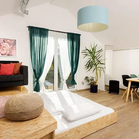 Pfingstrose, Apartment